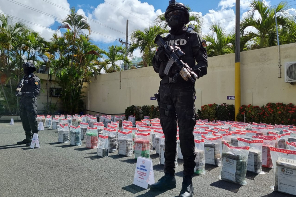 Ocupan 854 paquetes de cocaína