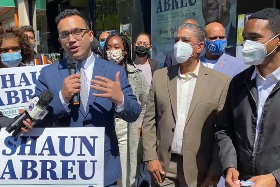 Dominicano Shaun Abreu recibe apoyo de los congresistas Adriano Espaillat y Ritchie Torres, líderes electos y comunitarios de Washington Heights