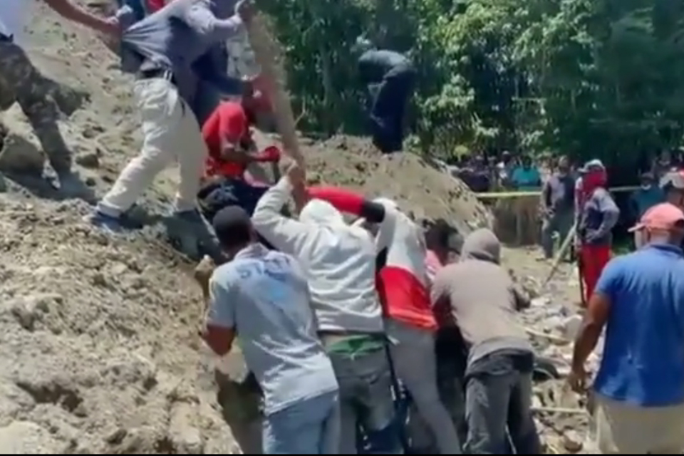 Pared aplasta tres personas en Baní