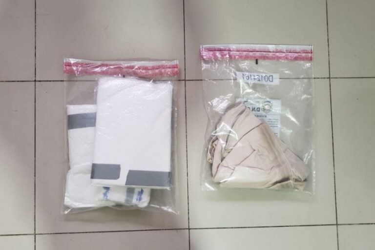 Detienen en AILA mujer con chalecos cargados de cocaína