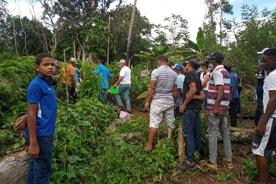 Hallan cadáver de un hombre en un conuco en Bayaguana