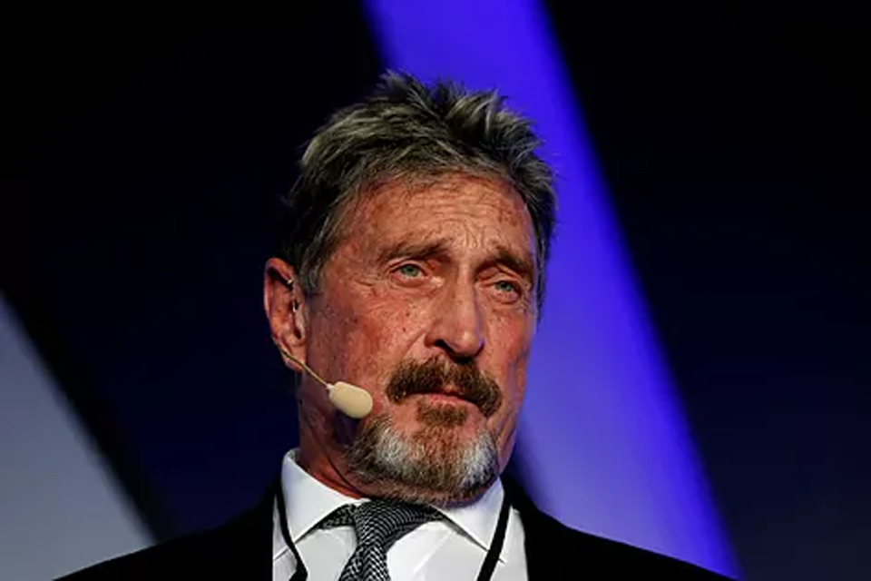 Hallan muerto a John McAfee en una celda catalana tras aprobarse su extradición