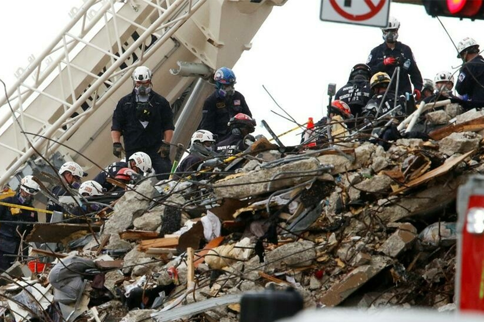 Encuentran los cuerpos de dos niños, suben a 18 las muertes por el derrumbe