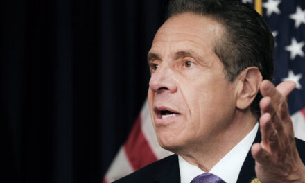 Renuncia gobernador de Nueva York acusado de acosar sexualmente a once mujeres
