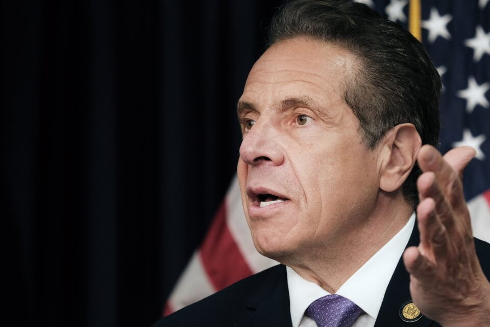 Renuncia gobernador de Nueva York acusado de acosar sexualmente a once mujeres