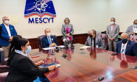 MESCYT premia con becas a funcionarios y a familiares de funcionarios