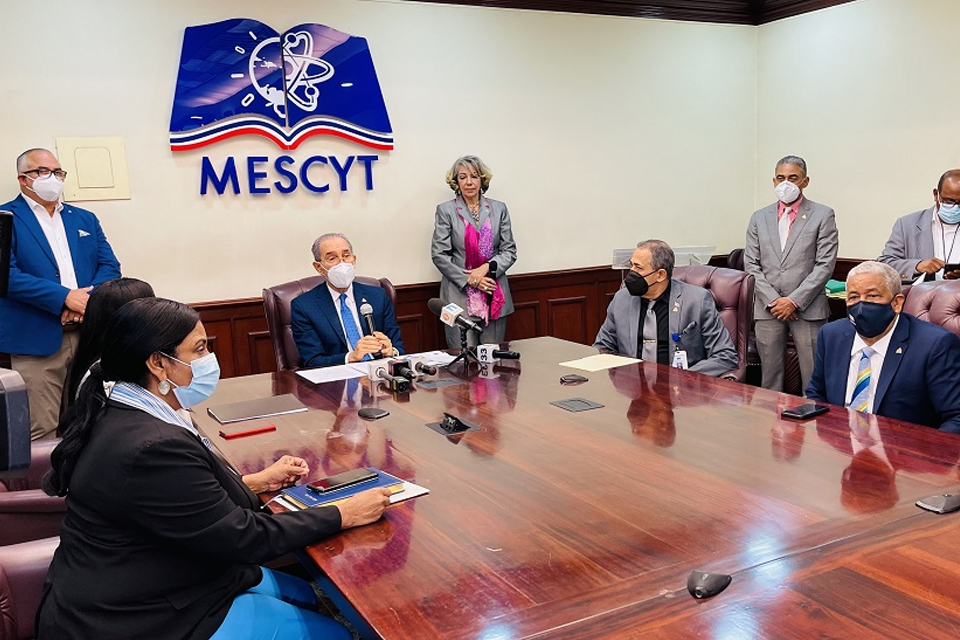 MESCYT premia con becas a funcionarios y a familiares de funcionarios