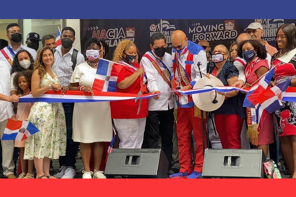 Dominicanos desfilan en la Sexta Avenida de Manhattan