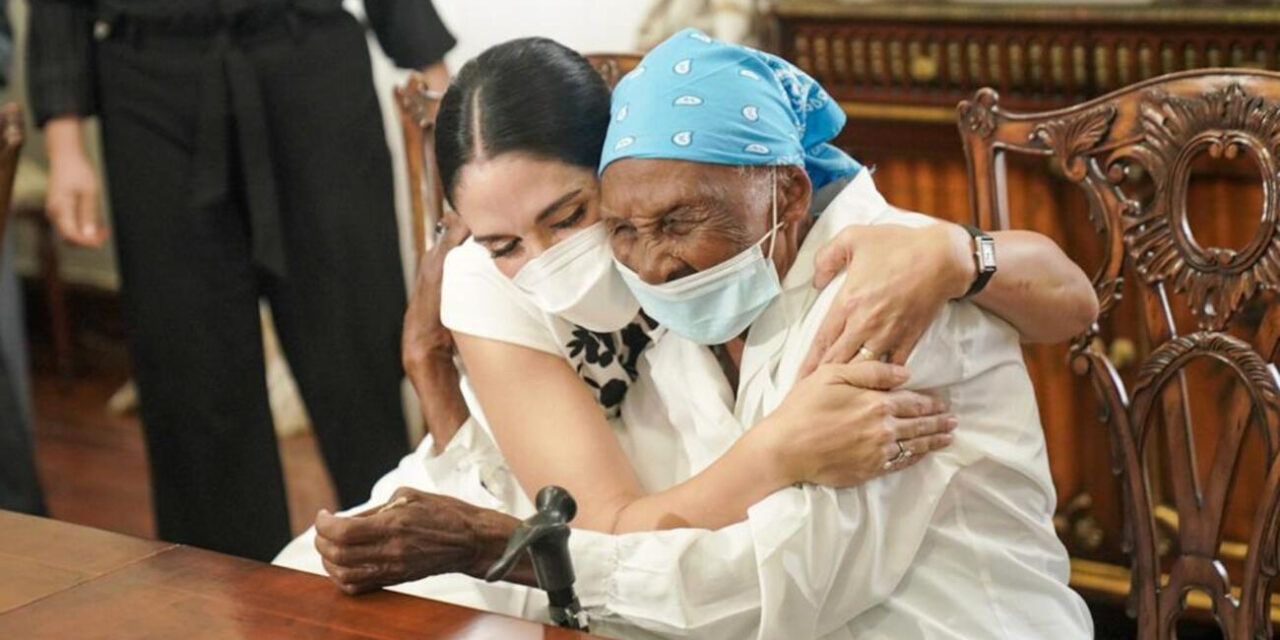 Primera Dama sorprende a señora de 111 años