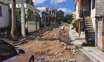 Obreros del ayuntamiento «cierran» con escombros la calle 26 Pueblo Nuevo