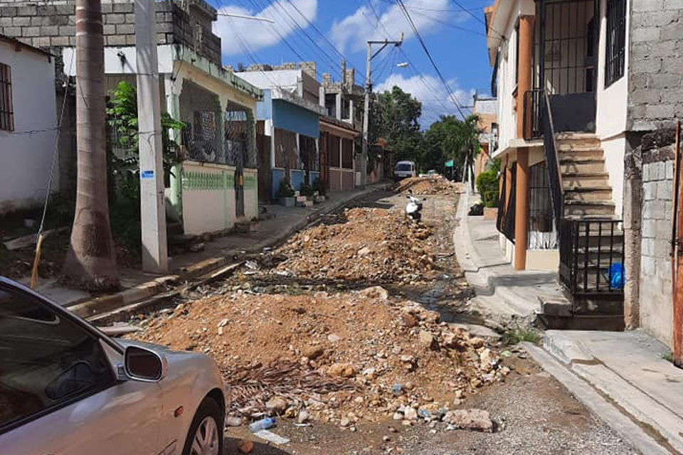 Obreros del ayuntamiento «cierran» con escombros la calle 26 Pueblo Nuevo