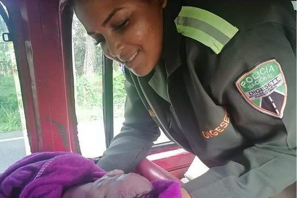 Mujer da a luz niño camino al hospital