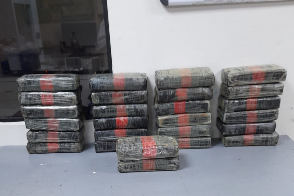 ocupan 26 paquetes de cocaína en costas Baní