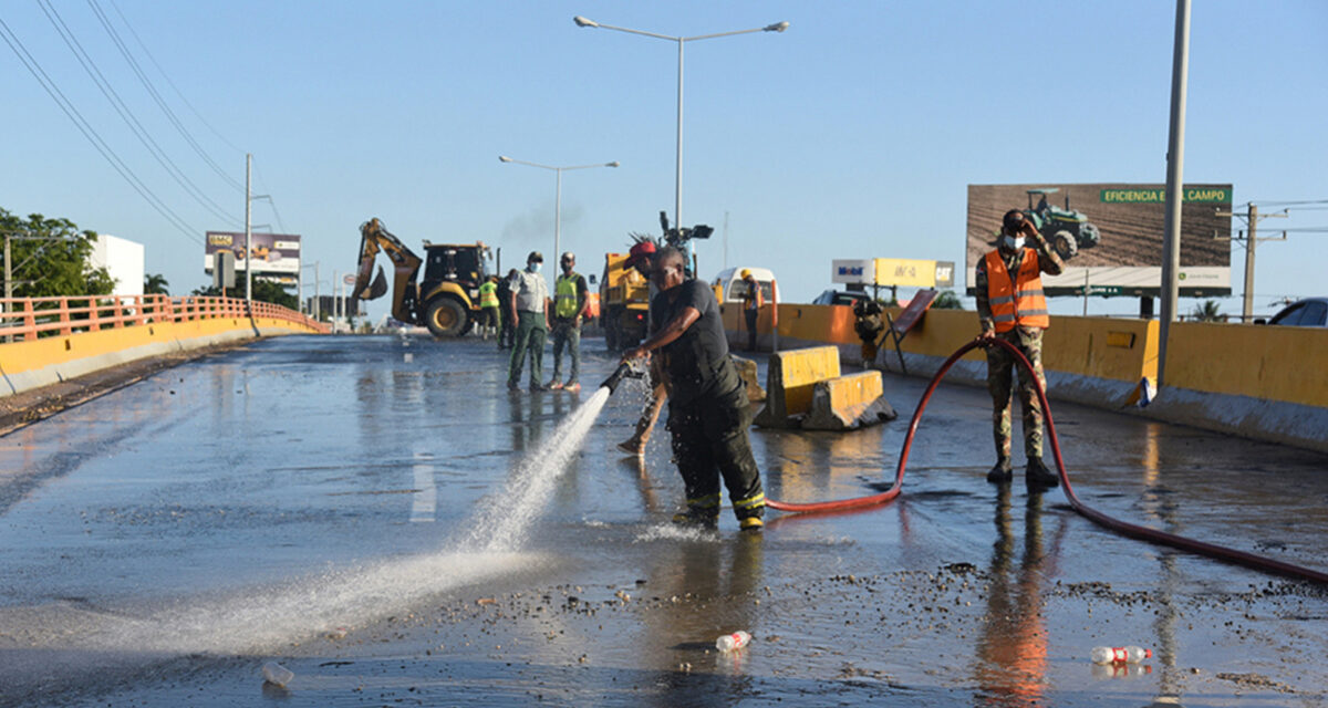 MOPC cierra socavón del km 12 de la autopista Duarte