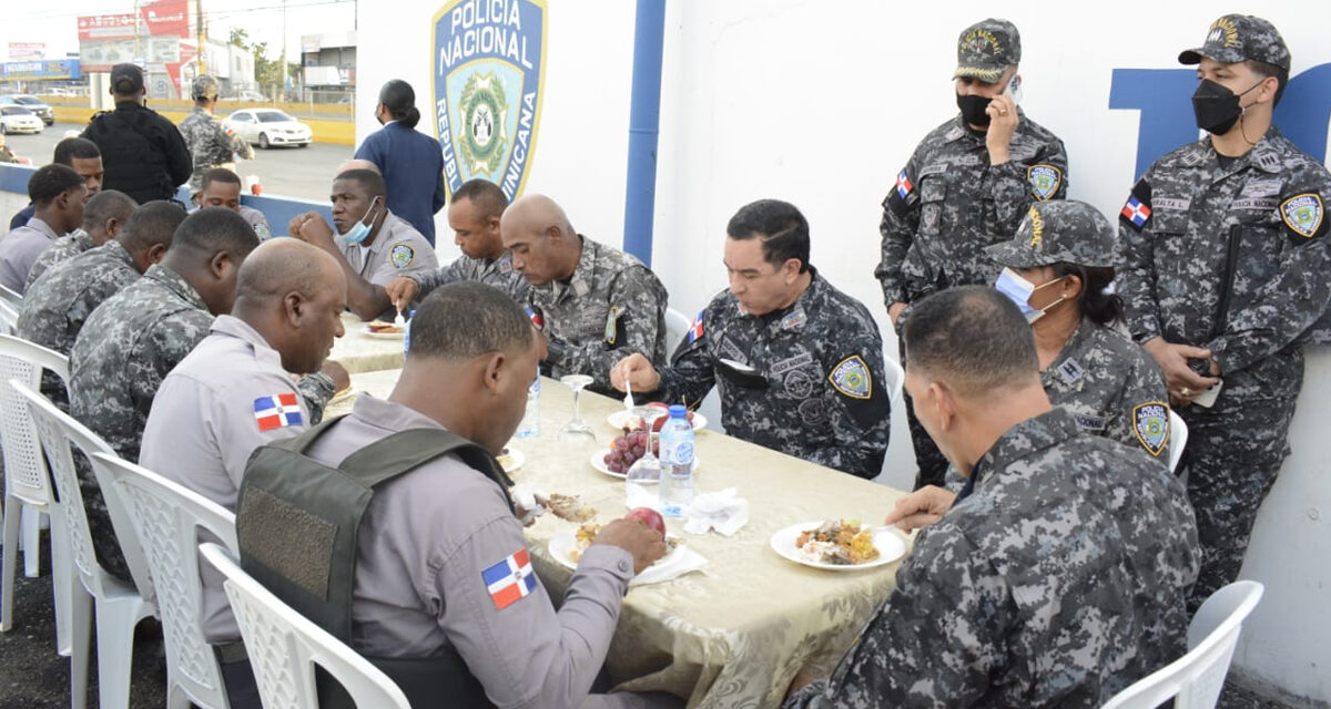 Director General PN comparte cena con policías