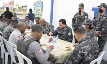 Director General PN comparte cena con policías