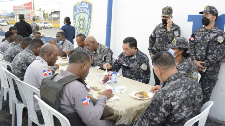 Director General PN comparte cena con policías