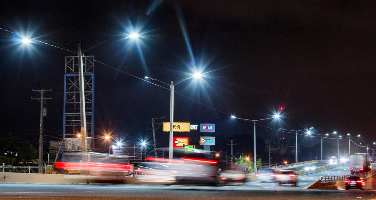 Edesur ilumina tramo de la autopista Duarte