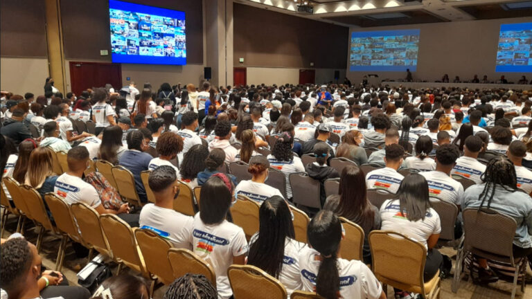 Cientos de jóvenes participan en feria de empleo para trabajar en verano en Estados Unidos