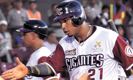 Gigantes despluman a las Aguilas