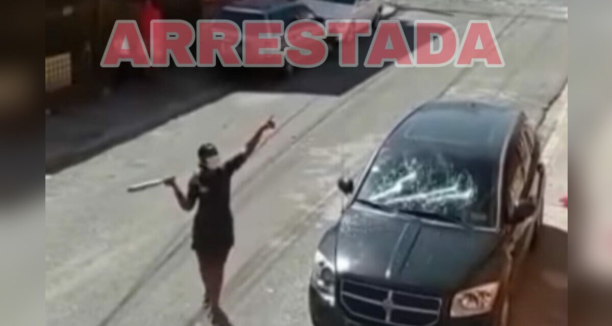 Arrestan mujer captada en video destrozando vehículo de su pareja