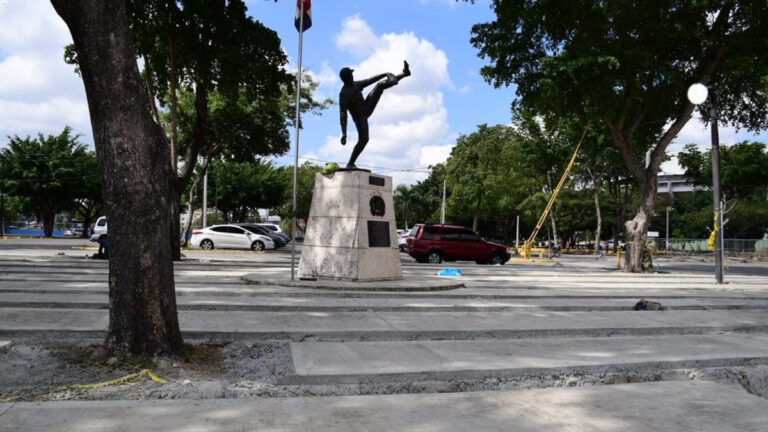 Rescatan plaza estatua homenaje Juan Marichal