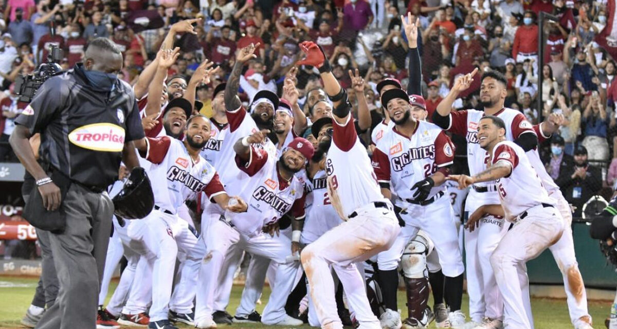 Gigantes triunfan y aventajan 3-1 la serie final