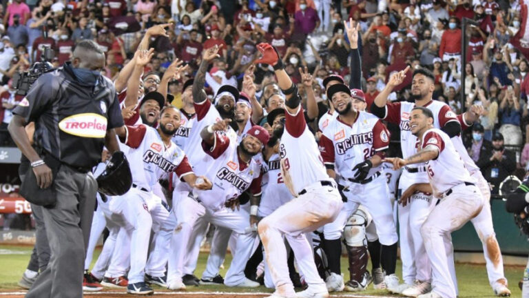 Gigantes triunfan y aventajan 3-1 la serie final