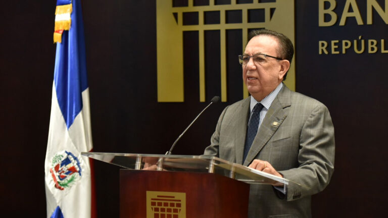 Valdez Albizu tiene asesor de seguridad con 500 mil pesos de salario