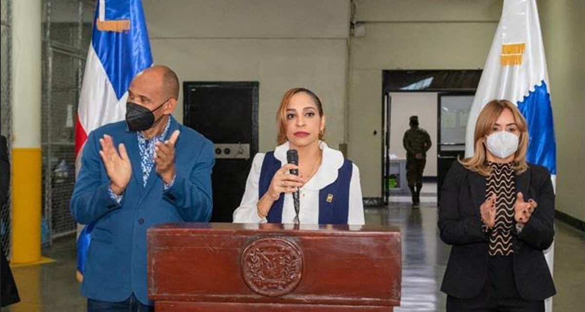 Directora de INPOSDOM sigue sin resolver caso Mía Cargo; denuncian Katiuska Báez ha llenado nómina de botellas