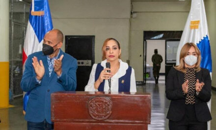 Directora de INPOSDOM sigue sin resolver caso Mía Cargo; denuncian Katiuska Báez ha llenado nómina de botellas