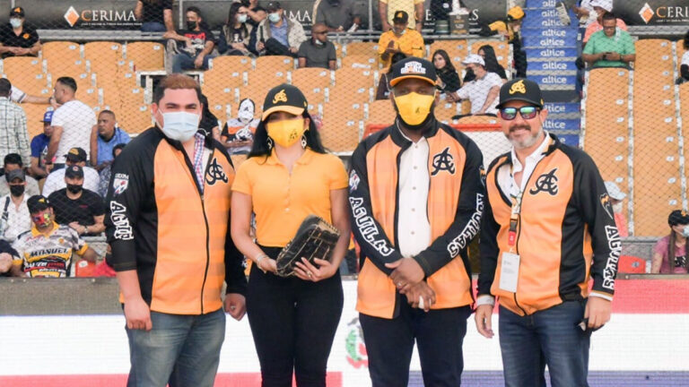 Yeni Berenice lanza primera bola, Camacho recibe