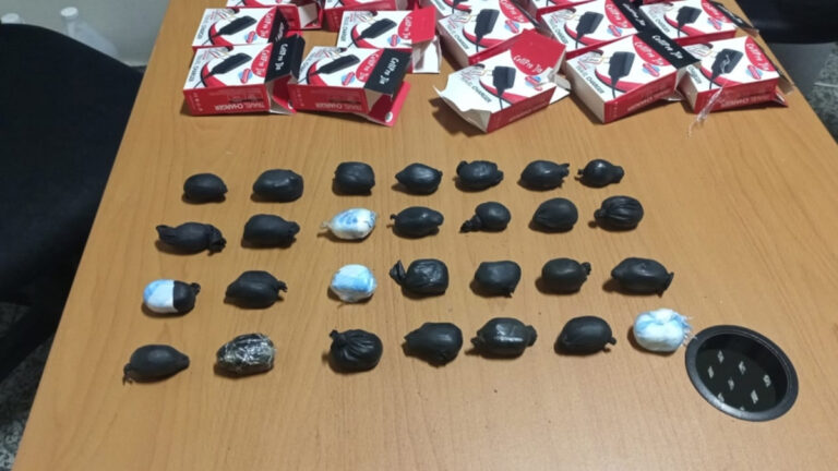 Ocupan en el AILA 30 cajitas de cargadores celulares rellenas de cocaína
