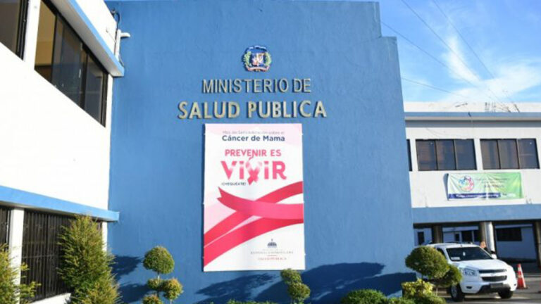 Denuncian Salud Pública adeuda millones a empleados y cancelados