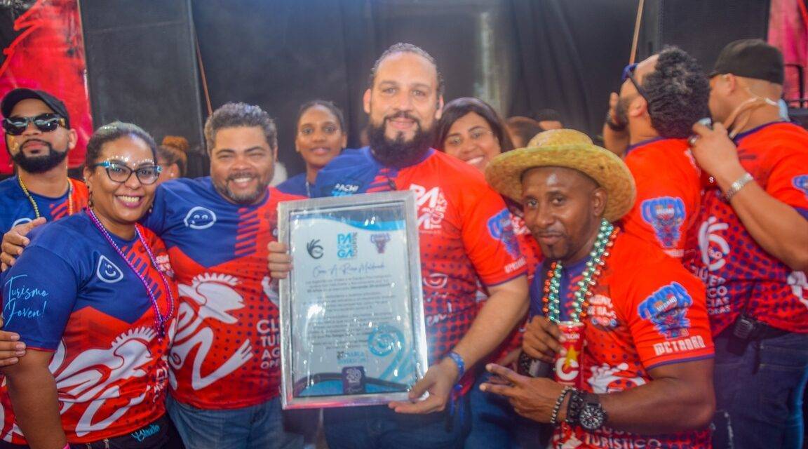 Reconocen a Omar Rivera en carnaval vegano