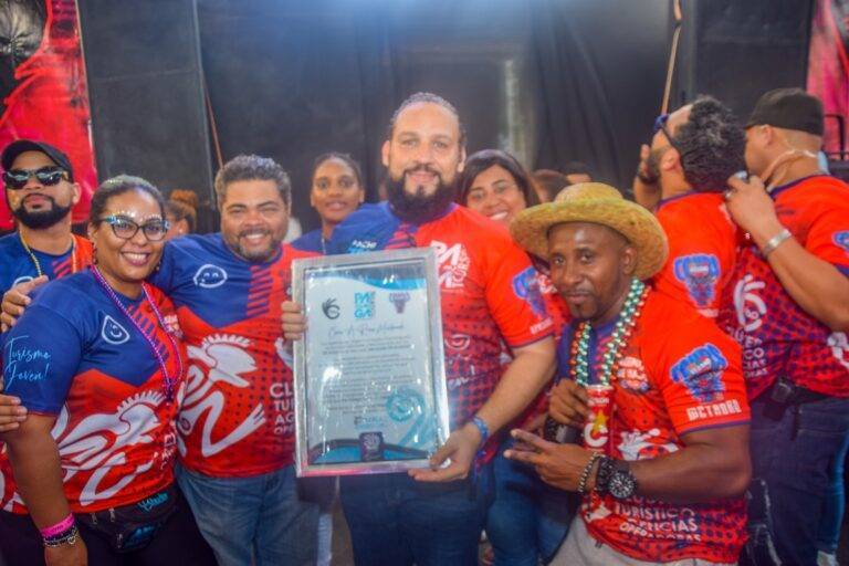 Reconocen a Omar Rivera en carnaval vegano