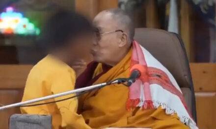 Repudian a Dalai Lama por besar niño en la boca
