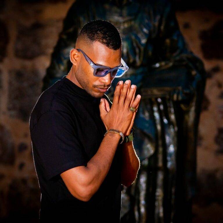 Descubre a Maikelanyelo, el talento dominicano que está conquistando la escena del reggaetón con su tema "Aventura". Sumérgete en su música urbana mientras te invita a disfrutar de su tema que combina sensualidad y ritmos callejeros.