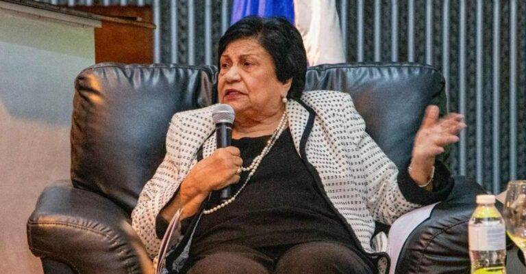 Realizan panel sobre la mujer en la política