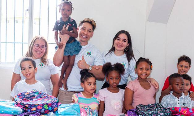 Fundación impulsa la educación mediante donación de útiles escolares