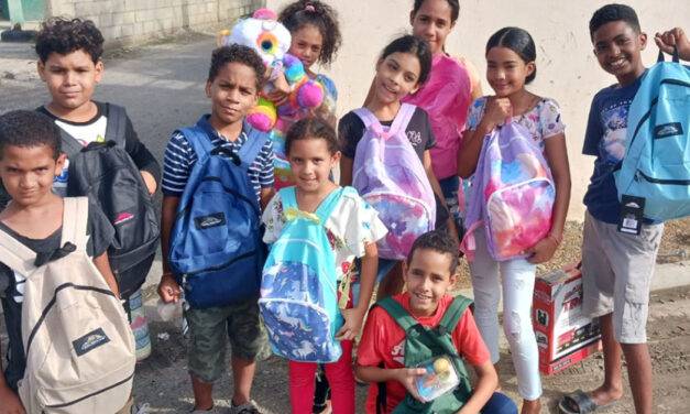 Fundación liceyanos NYC dona útiles escolares