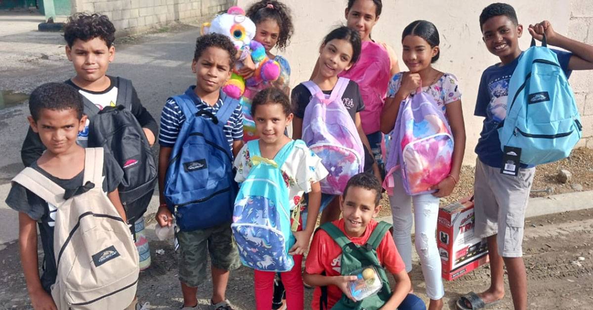 Fundación liceyanos NYC dona útiles escolares