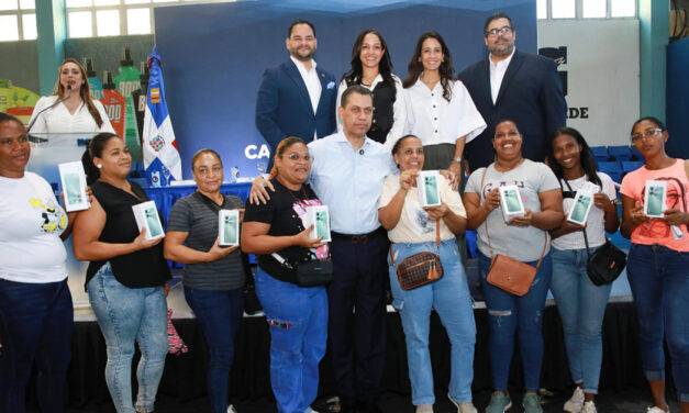 INDOTEL entrega Canasta Digital Social a 300 mujeres