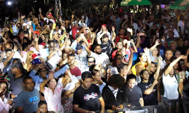 Música y estrellas brillaron en concierto en Santo Domingo
