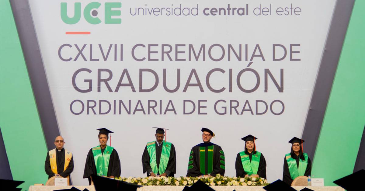 UCE gradúa 459 nuevos profesionales en su 147 graduación