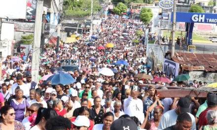Vía Crucis Los Alcarrizos: cientos de creyentes y algunos políticos