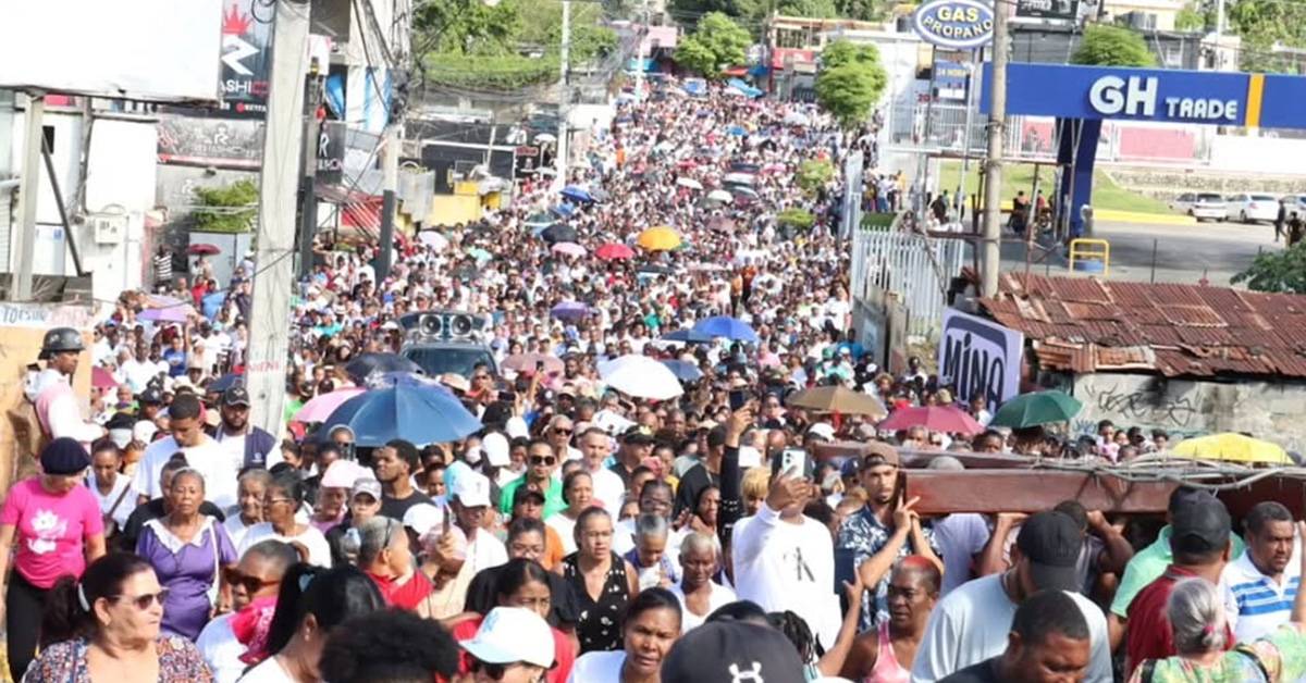 Vía Crucis Los Alcarrizos: cientos de creyentes y algunos políticos