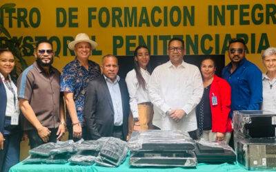 Rafael Báez realiza donativo para educación penitenciaria