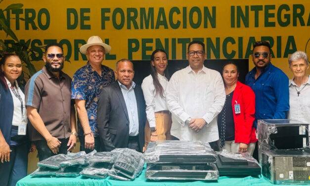 Rafael Báez realiza donativo para educación penitenciaria