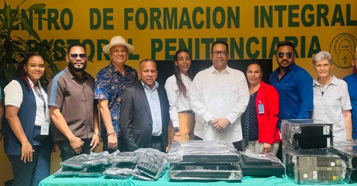 Rafael Báez realiza donativo para educación penitenciaria